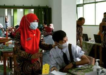 Ratusan Siswa MTsN 1 Klaten Ikuti Vaksinasi Tahap 1