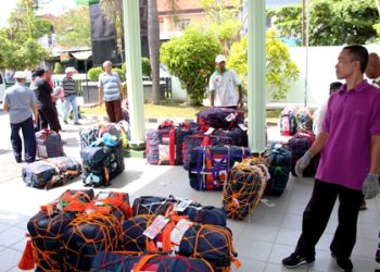 Petugas koper melayani sepenuh hati