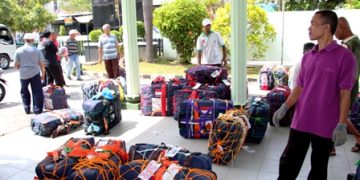 Petugas koper melayani sepenuh hati