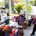 Petugas koper melayani sepenuh hati