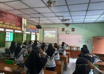 Sambut Hari Guru, MTsN 1 Klaten Ikuti Upacara Secara Daring