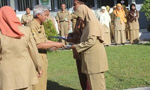 Dua Guru Purna Tugas Dilepas