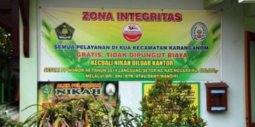 Layani masyarakat dengan senyum