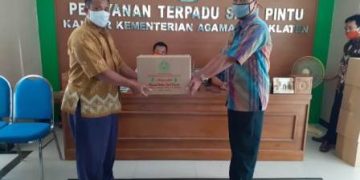 Kemenag Klaten Bagikan Sembako Untuk Pegawai Honorer