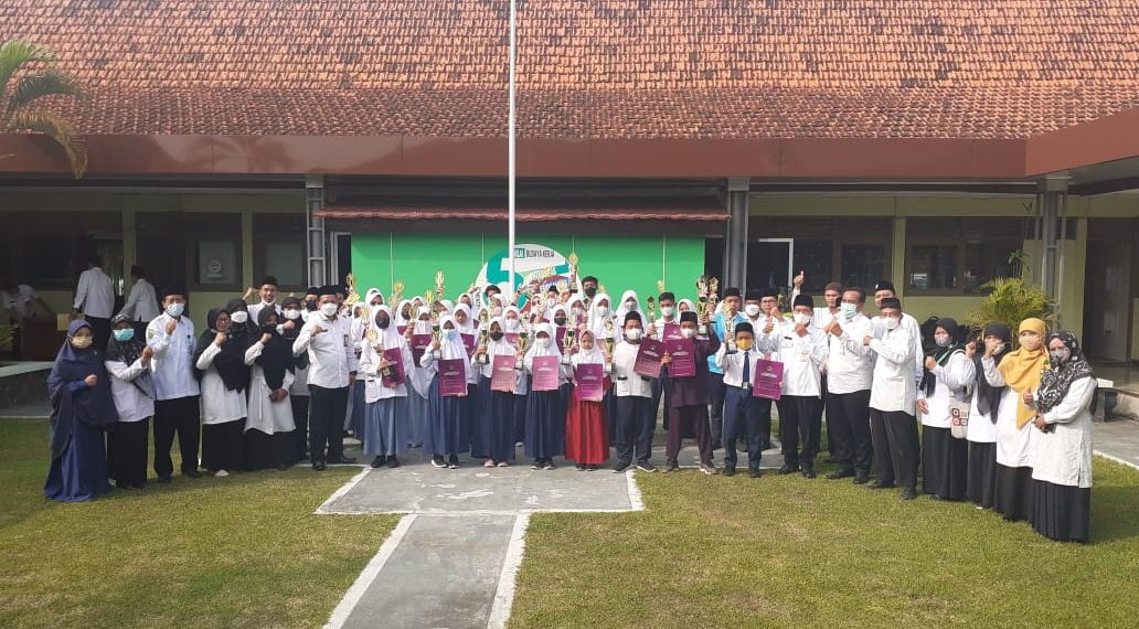 Apresiasi Juara KSM, Kemenag Klaten Berikan Piala dan Piagam Penghargaan